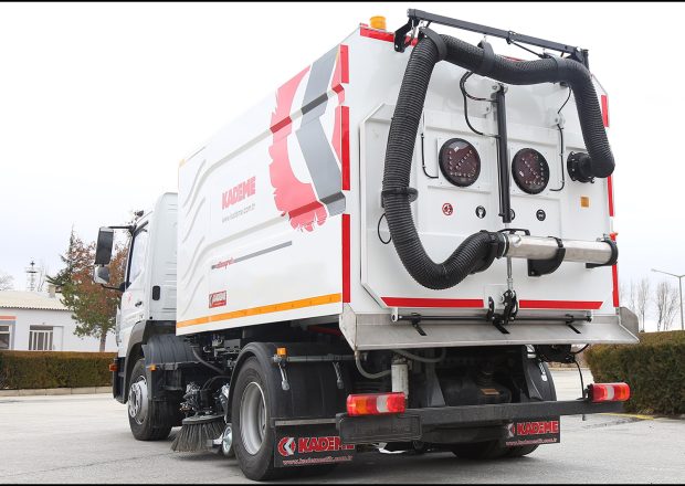 5,5 m<sup>3</sup> Kademe-Araç-Üstü-Yol-Süpürme-Makinası-1