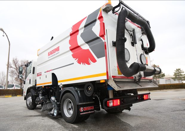9,5 m<sup>3</sup> Kademe-Araç-Üstü-Yol-Süpürme-Makinası-1