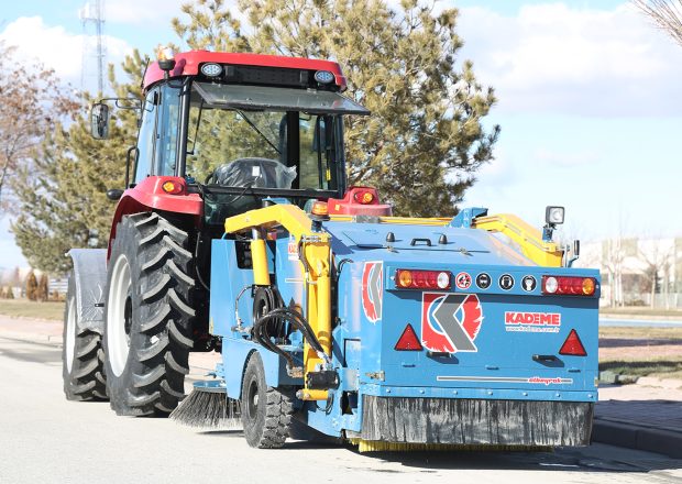 Kademe-Traktörle-Çekilir-Tip-Yol-Süpürme-Makinası-4